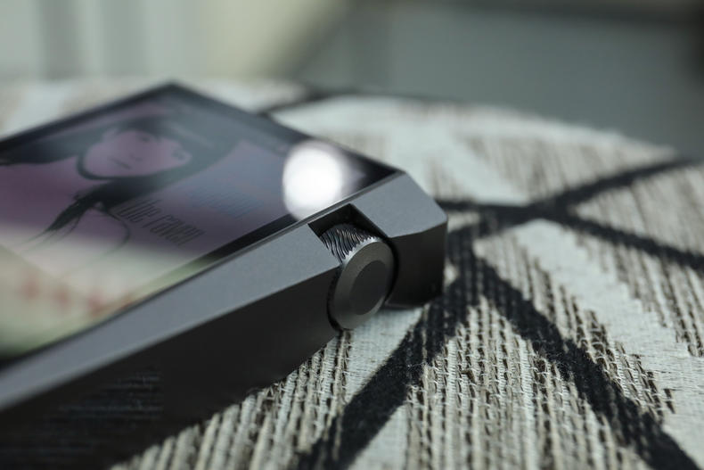 「小蟹寻声」“歪屏”设计颜值满分，艾利和中端旗舰SR15详测！