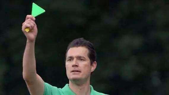 足球裁判拿绿牌有什么意义,足球场上有没有出现过蓝牌跟绿牌