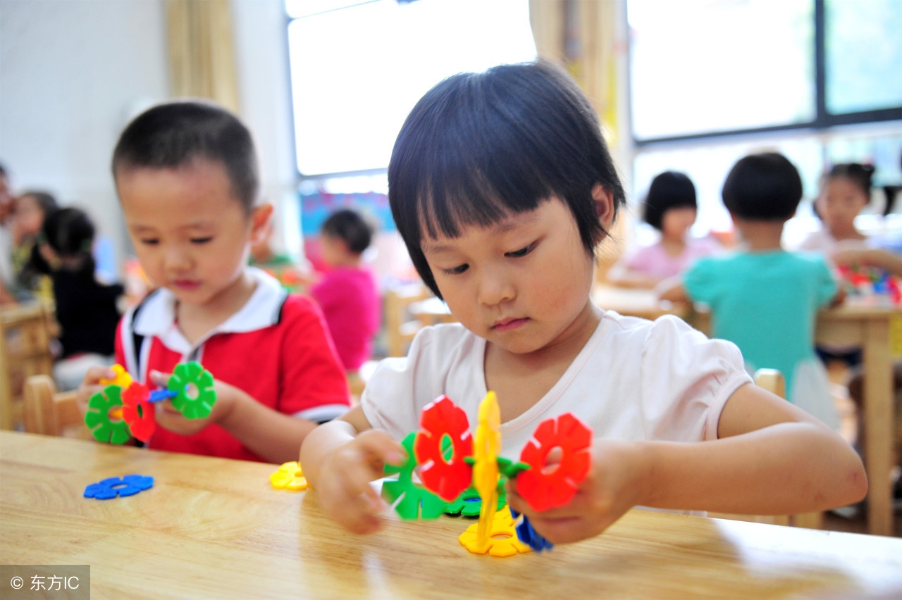 孩子在幼儿园表现最差怎么办,小孩在幼儿园过得好不好的表现