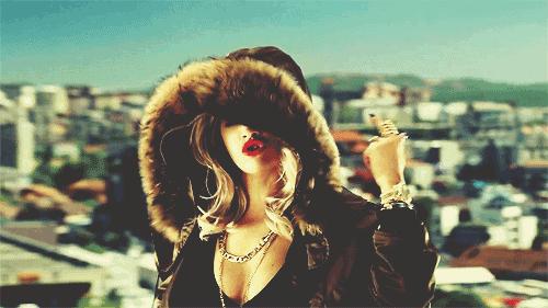 崇尚自由的RitaOra,百变穿衣打破界限