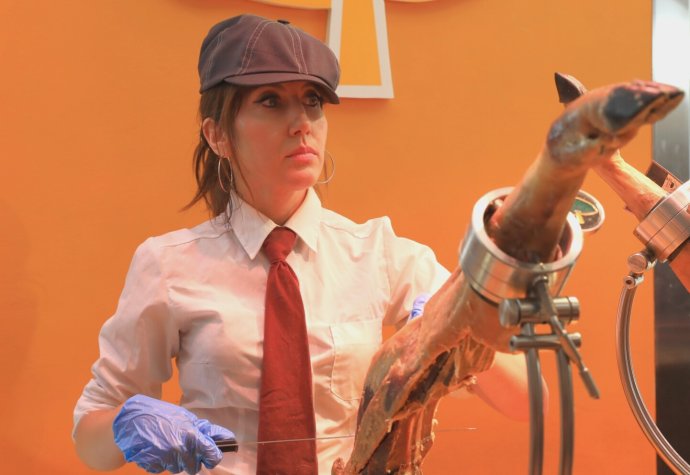 西班牙火腿，贵则几百欧元一公斤，贱则几欧元一份，为什么？