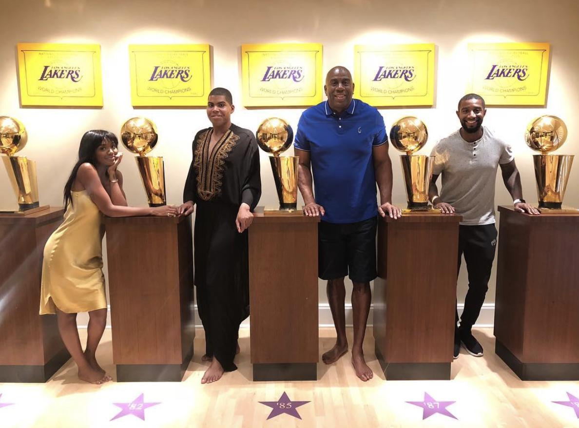 约翰逊魔术师儿子照片,魔术师约翰逊儿子变装