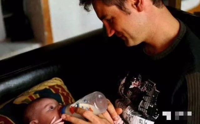 爸爸和宝宝抢妈妈奶吃,爸爸跟孩子抢奶吃