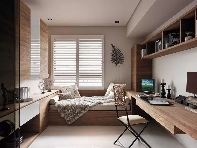 书房有个榻榻米和书柜设计,书房榻榻米的设计底下可以储物