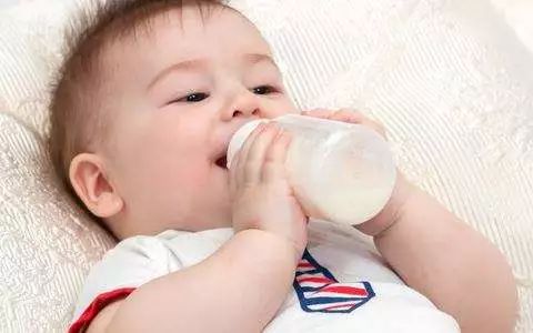 2岁宝宝喝奶好还是吃饭重要,吃饭重要还是喝奶重要