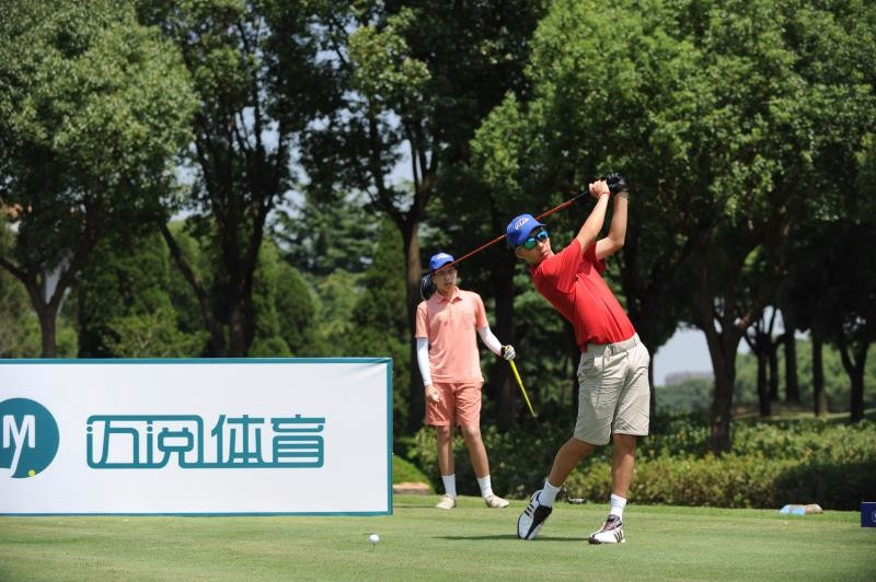 卫冕冠军李裕霖冲冠成功女子C组张佳妹夺的高球生涯首冠