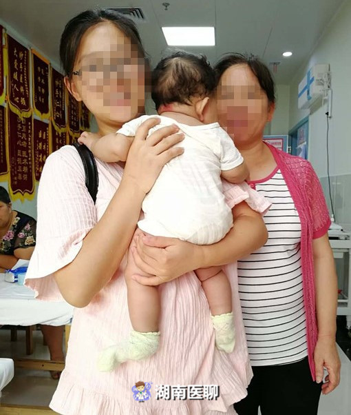 一岁宝宝胸骨突出,1岁宝宝一边肋骨突出是怎么回事