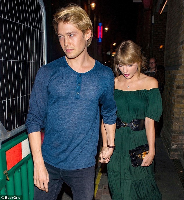 霉霉和男朋友在纽约主场,霉霉男友travis演唱会