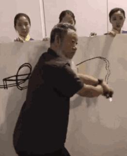 在水里用圆珠笔写字,在水里面写字