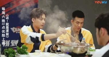 为什么李易峰话题度那么高,李易峰和粉丝相爱相杀的瞬间