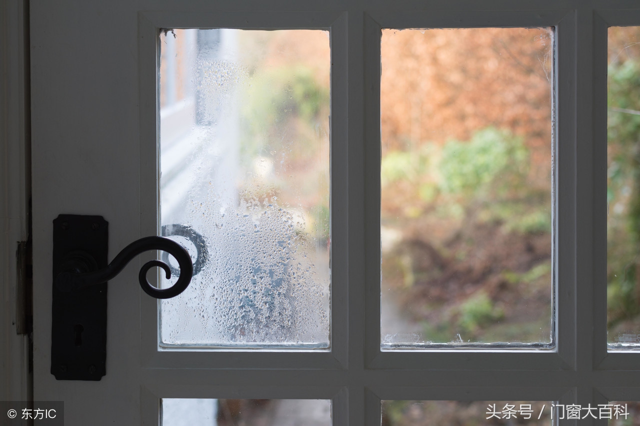 双层玻璃中间有水汽不管它可以吗,双层玻璃里面全是水