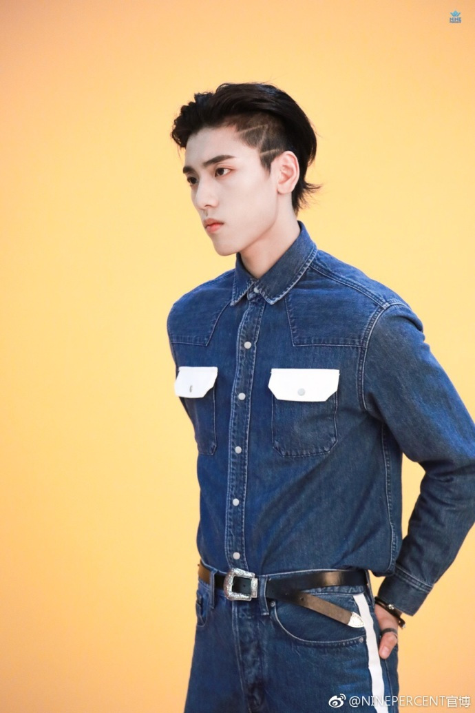 偶像练习生毕雯珺被朱正廷扯领带,偶像练习生出道之夜朱正廷毕雯珺