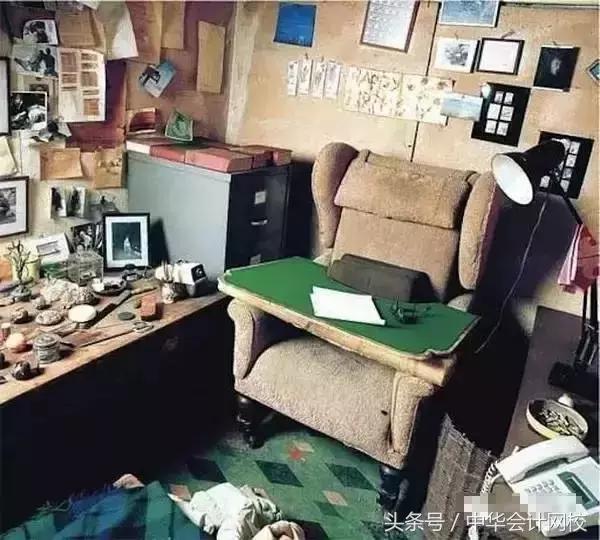 去看了看会计人的办公桌,吓了我一跳……