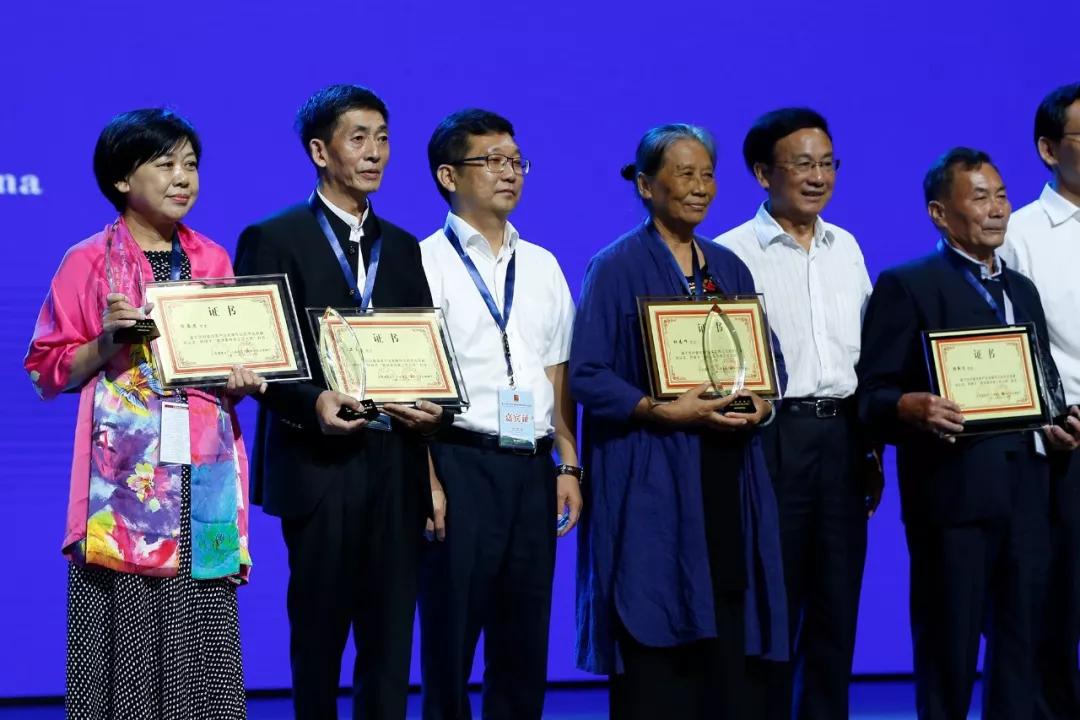 龙润茶技术总工卫宗成荣获“普洱茶传承工艺大师”称号