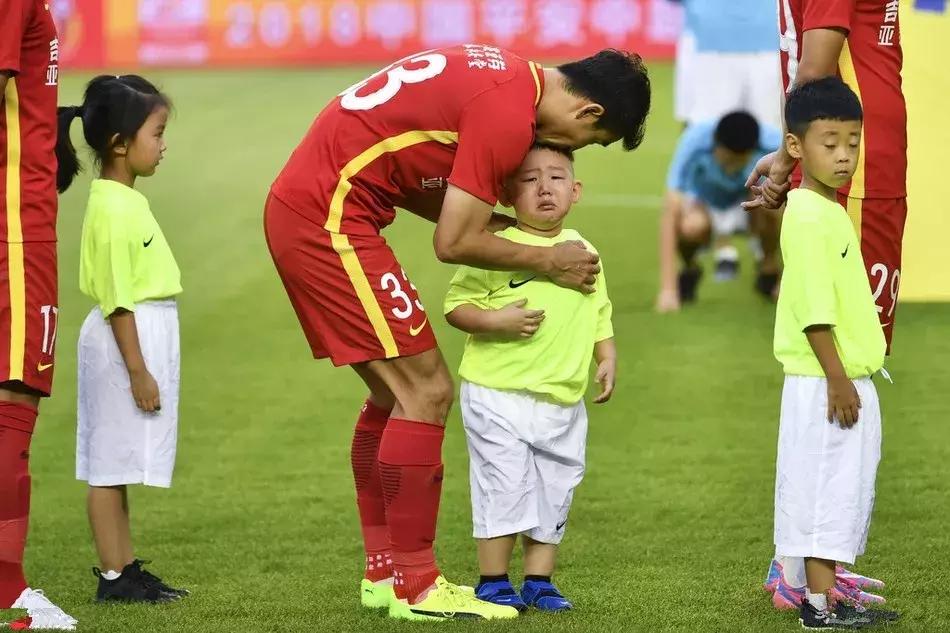 国足踢自家球门被骂,国足近些年来被骂得很惨的球员