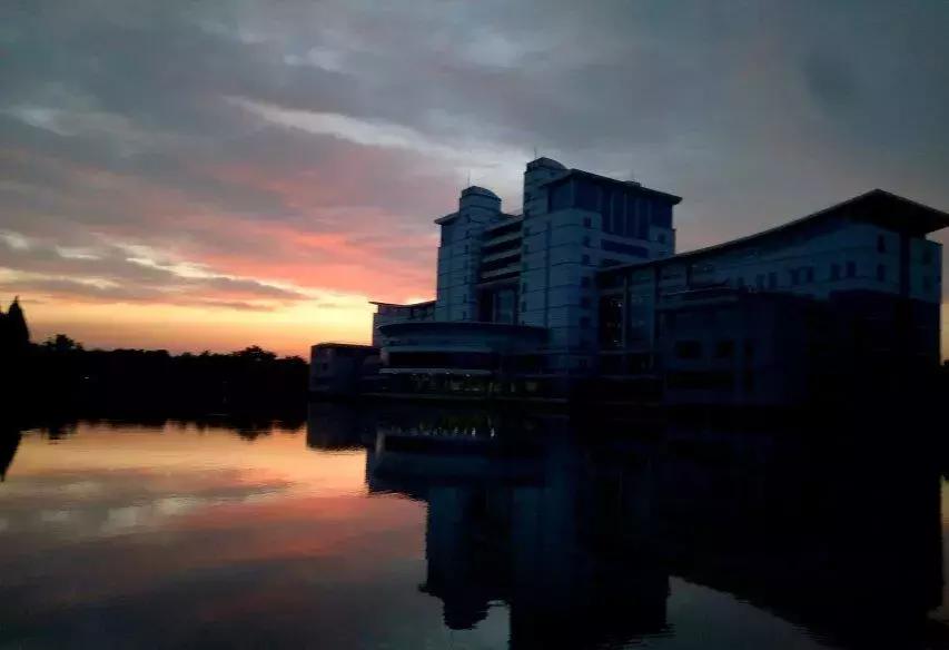 湖工款“AJ”今日正式上线！带你体验不一样的湖工时尚