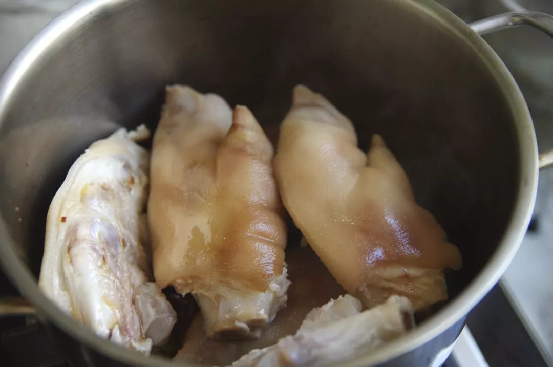 我们家的大猪蹄子，先烧再炖后烤，软而不烂，吃起来解恨又解馋！