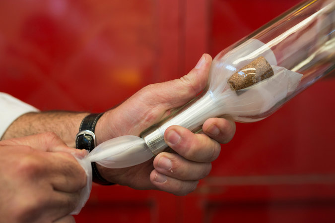 葡萄酒瓶里的软木塞给他灵感，汽车修理工发明出了生孩子的工具