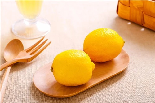 怎么只用一个柠檬泡水喝还好喝,如何用柠檬泡水最好喝又还不苦