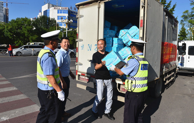 商丘怡帆商贸有限公司慰问市公安局交警大队