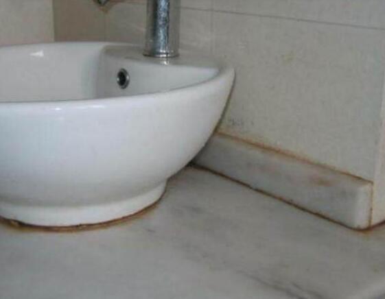 卫生间玻璃胶发霉怎么解决,卫生间玻璃胶容易发黑怎么去除