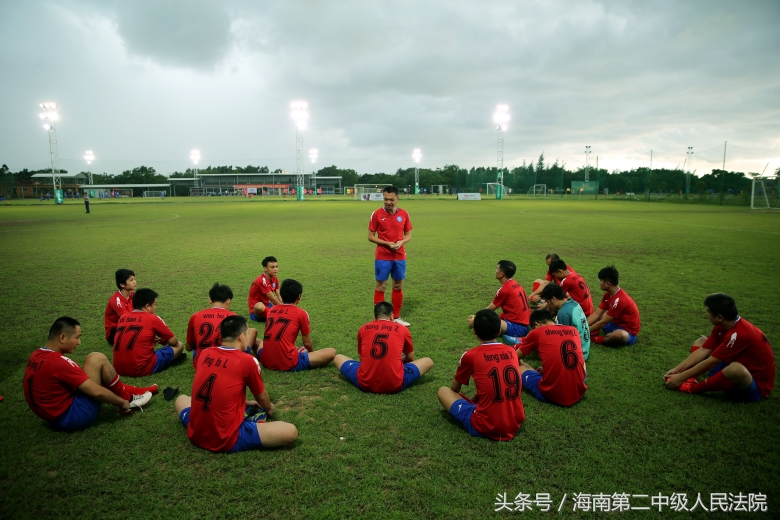 足球比赛下暴雨视频,足球比赛超级大雨