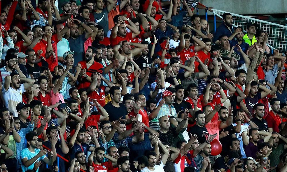 「影集」欧盟：世界上没有免费的照片，伊朗女摄影师为拍摄足球比赛爬上屋顶