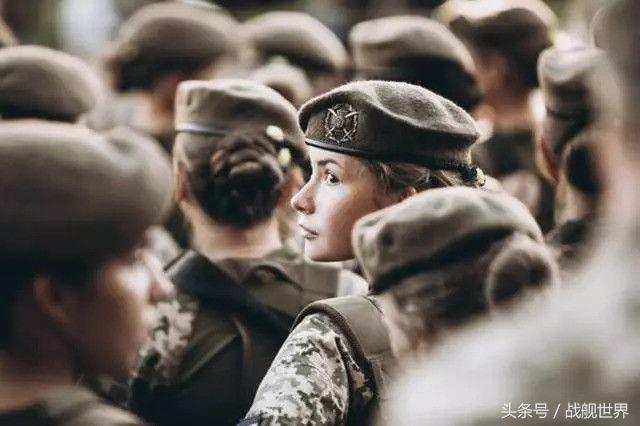 俄乌战争俘获乌克兰女兵,乌克兰拿了什么武器