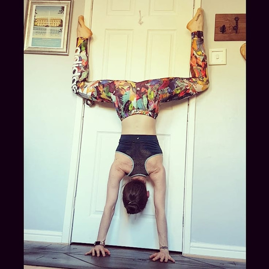 腿不直假胯宽可以试试这个动作,腿弯真的可以矫正变直吗