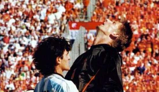 世界杯史上第一停球!冰王子代言40年最华丽荷兰262阵型看懵专家