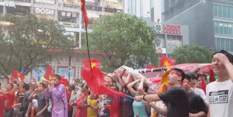 这才是足球该有的样子！越南球迷瓢泼大雨中为国足助威，让人自省
