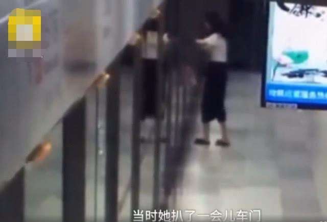 男子地铁关门瞬间散开女朋友手,男子地铁关门瞬间摸女友手