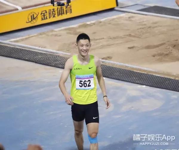 吴彦祖跳高完整版,陈伟霆吴彦祖撞脸