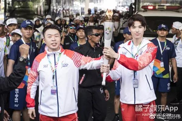 吴彦祖跳高完整版,陈伟霆吴彦祖撞脸