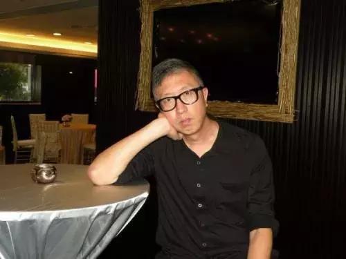 为拍电影不惜冒坐牢的风险，在香港也只有他敢这么玩！