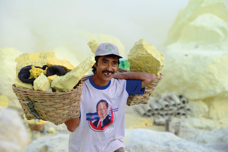 印尼伊真天然石硫磺开采过程,印尼爪哇岛伊真火山硫磺矿