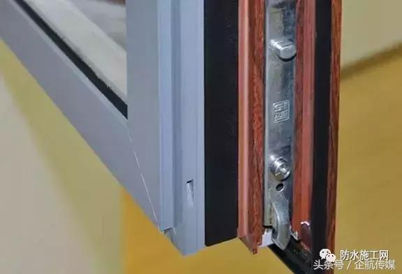 铝合金门窗四周的裂缝怎么处理,铝合金门窗渗漏