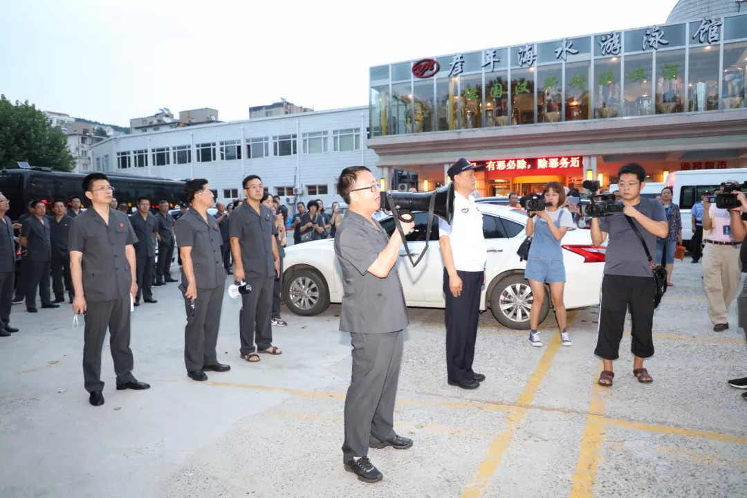 出动警力400多人大连中院强制腾退一游泳馆