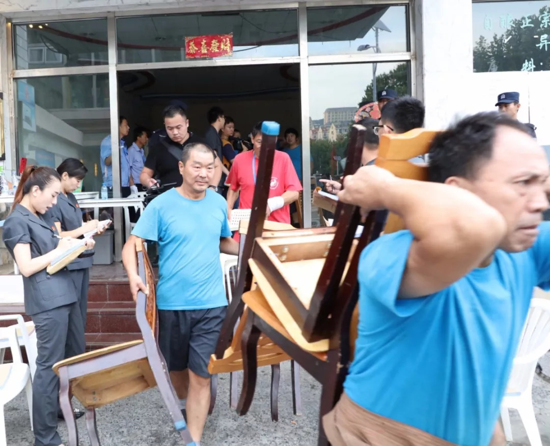 出动警力400多人大连中院强制腾退一游泳馆