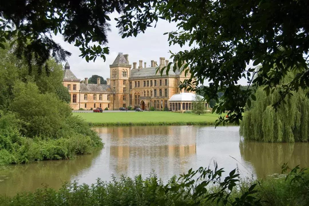 为什么英国人喜欢旅游呢,英国人的城镇和乡下生活