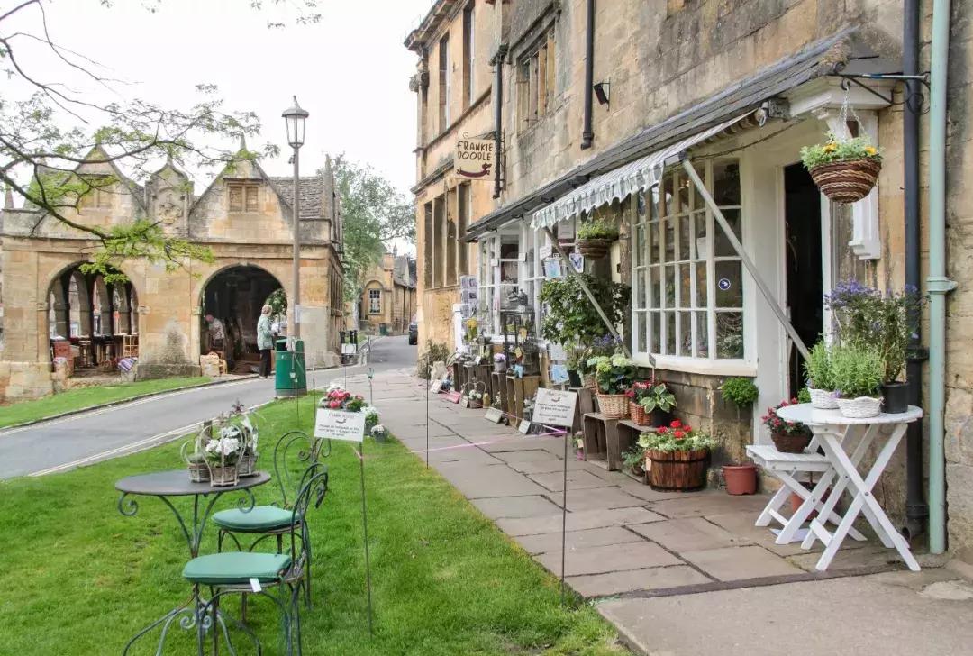 为什么英国人喜欢旅游呢,英国人喜欢去哪度假