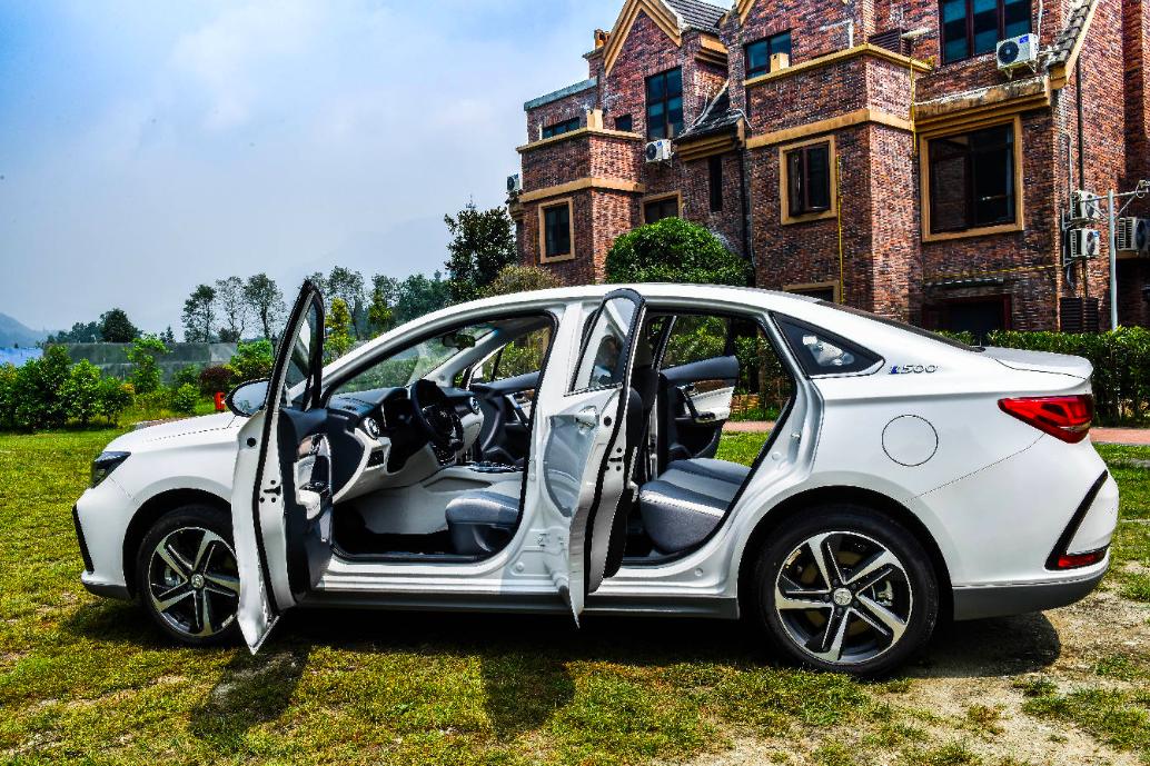 北汽新能源eu5试驾视频,体验新能源