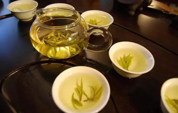 茶要多少度水冲泡,哪一类茶比较适合用90°c的水冲泡