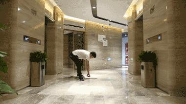 再也不怕碎屏、进水！这手机埋土里、放锅里煮都能用，网友：过瘾