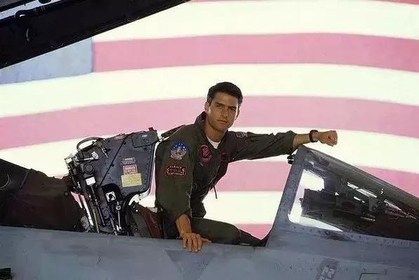 汤姆克鲁斯壮志凌云摩托车,汤姆克鲁斯开飞机