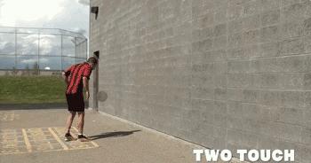 「足球教学」教你如何用一堵墙来增强球感！