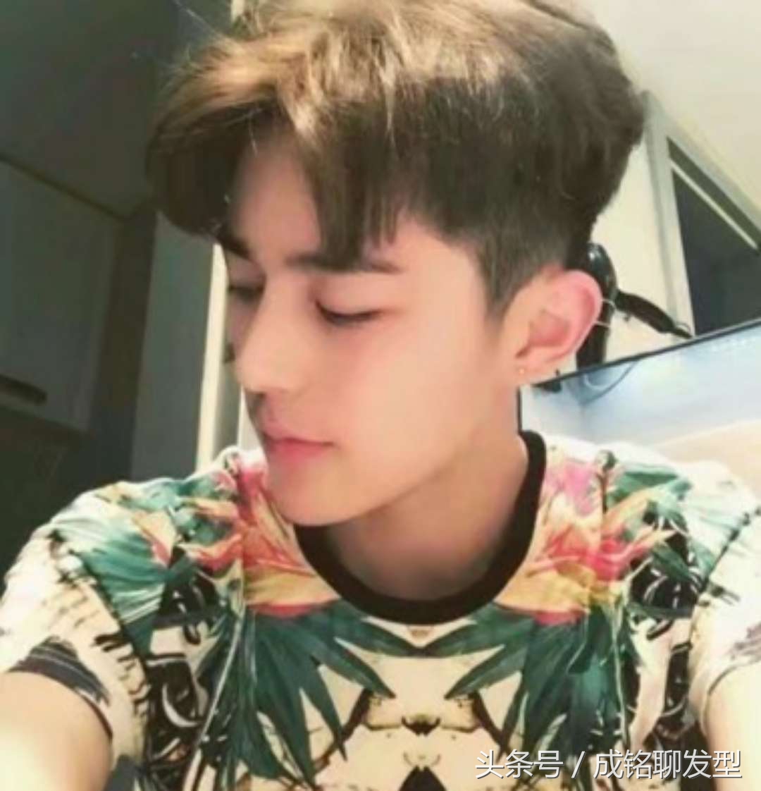 小伙两边头发太炸，被嘲笑为*盖帽大**，发型师给了他三个建议