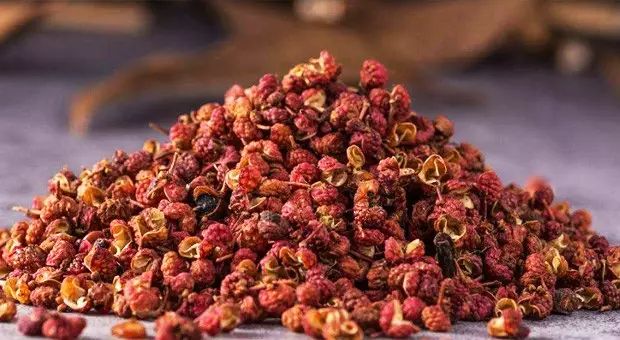 热水泡脚加点它3天逼出体内湿气,泡脚时加点它三天逼出体内湿气