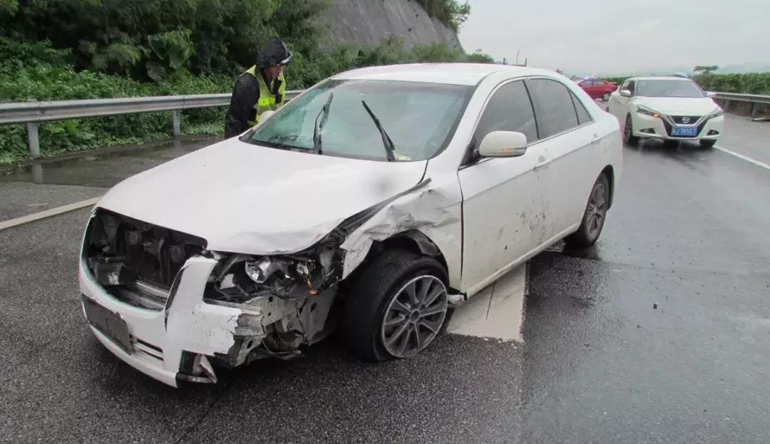 在广东高速发生了四车连撞事故,广东高速发生一起多车碰撞事故