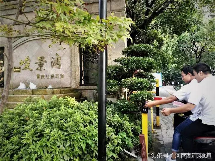 小区门口的门禁其他人跟着进来,小区门禁外来人员怎么进